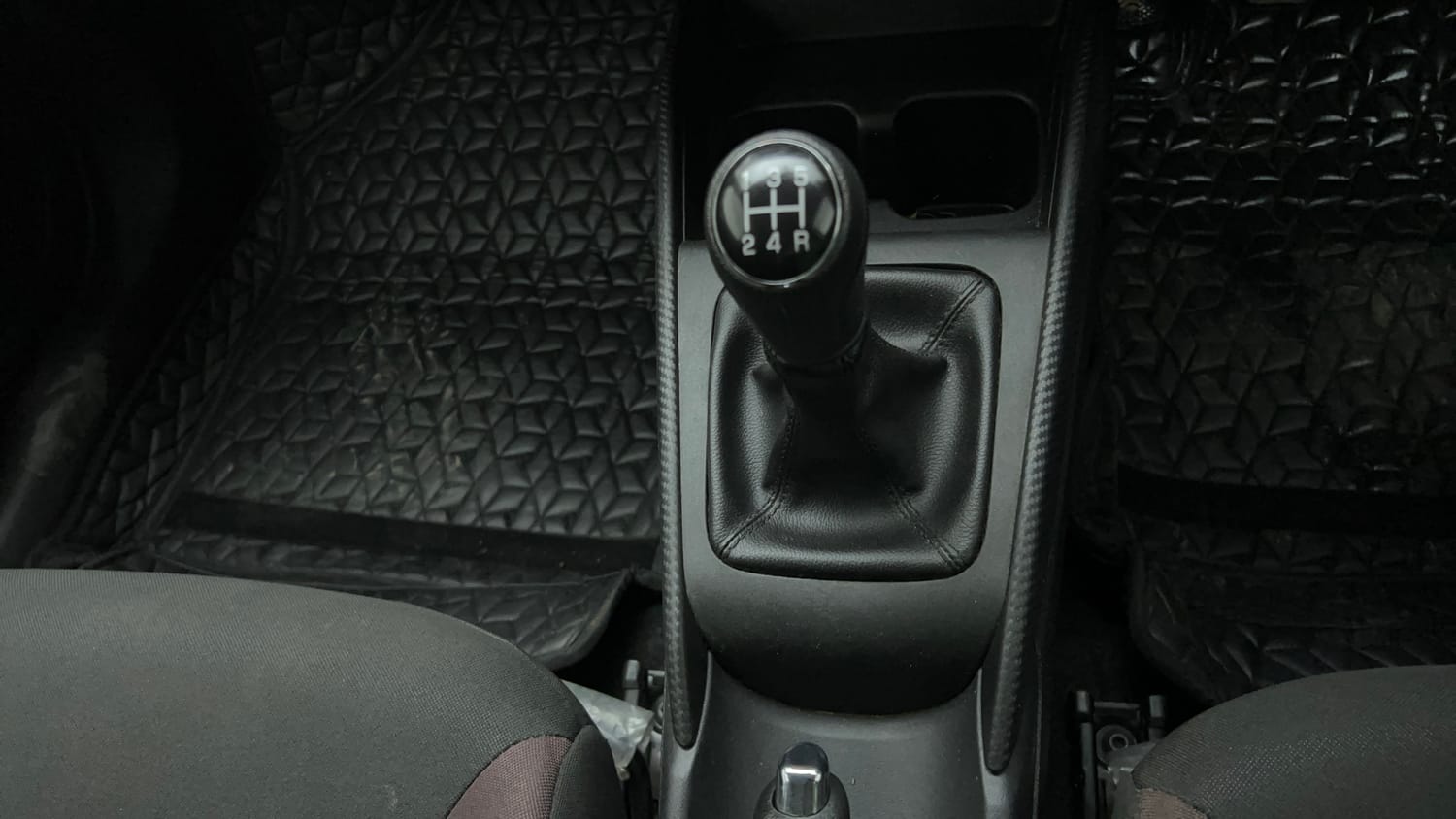Used 2025 Maruti Suzuki Fronx Delta 1.2L MT Petrol Manual interior GEAR  KNOB VIEW