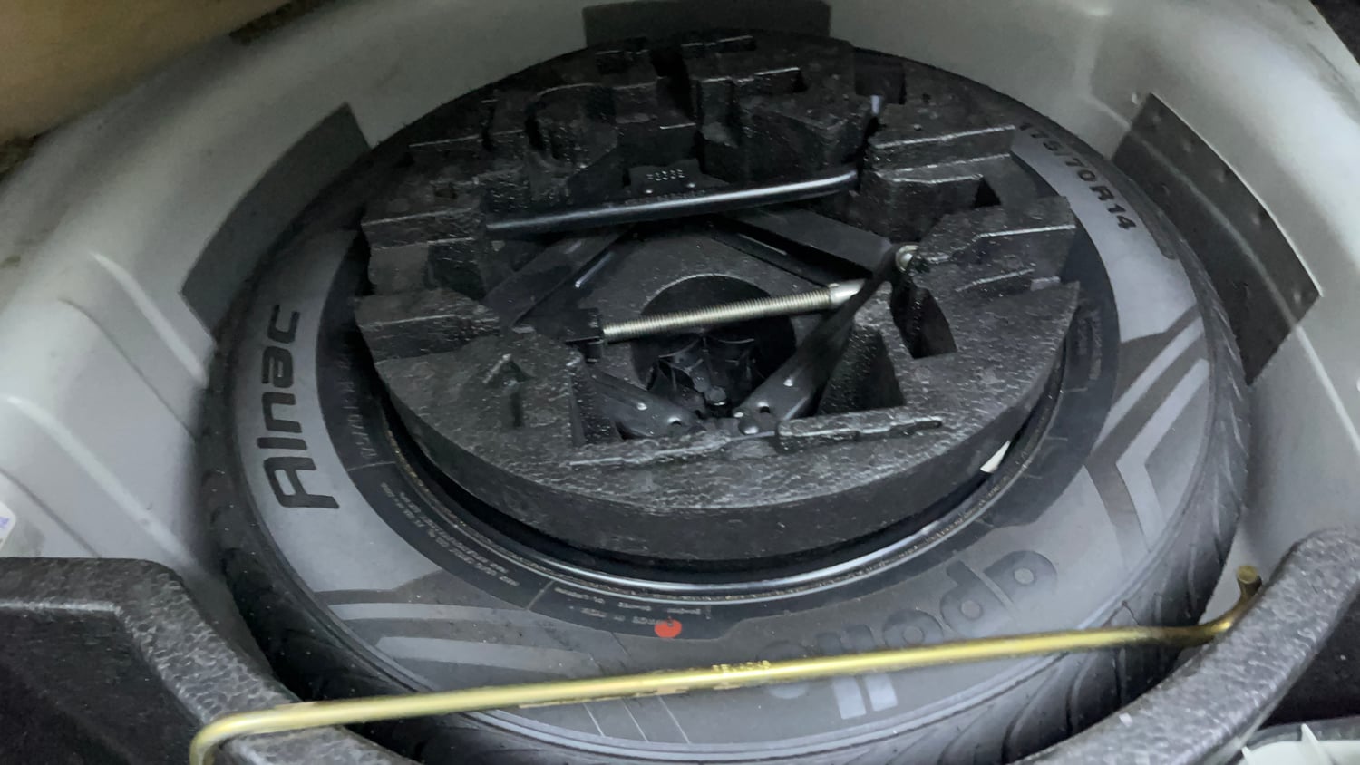 Used 2016 Volkswagen Vento Comfortline Diesel Diesel Manual tyres SPARE TYRE VIEW