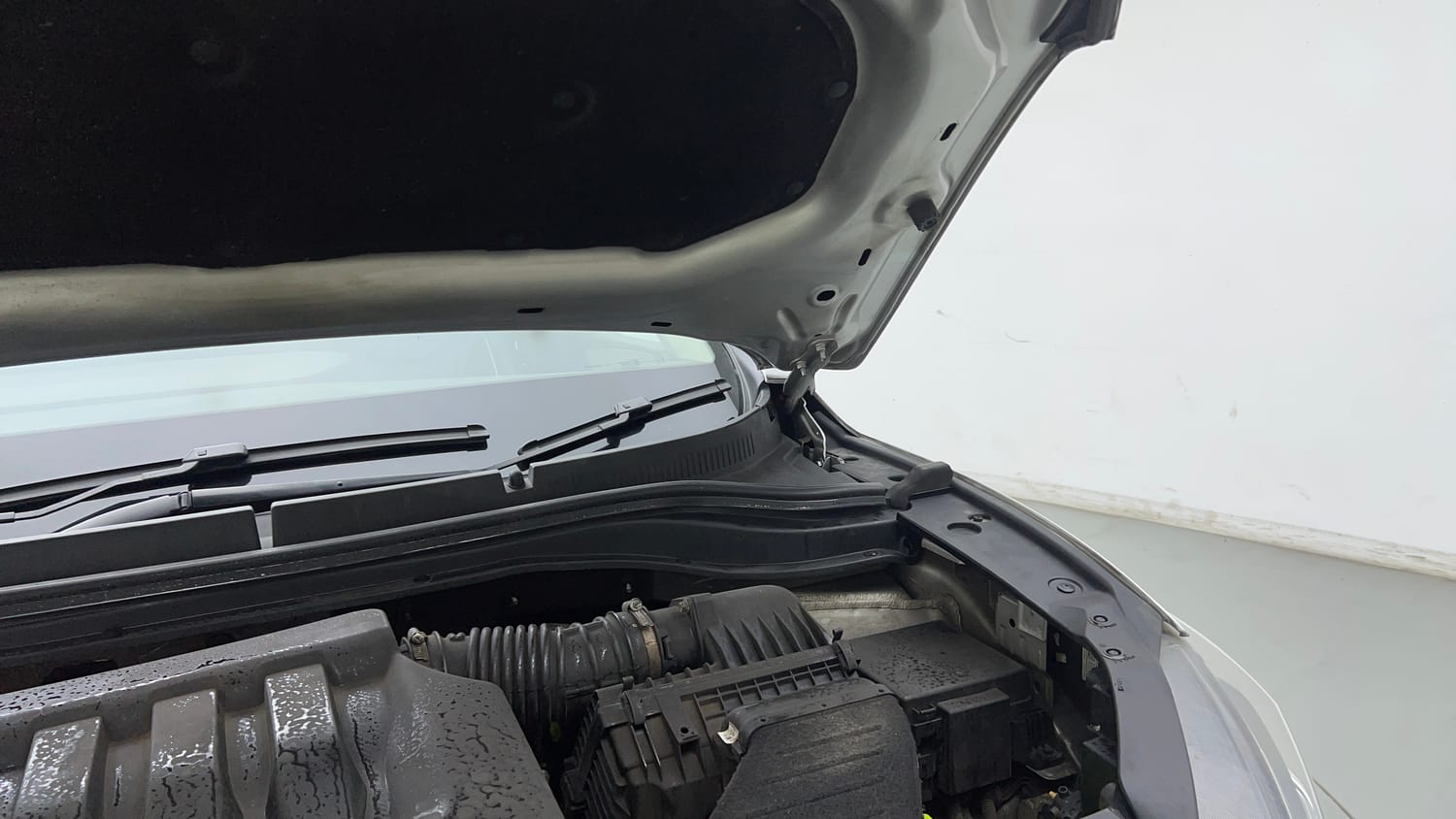 Used 2022 Mahindra XUV700 AX 3 Petrol AT 5 STR Petrol Automatic engine ENGINE LEFT SIDE HINGE & APRON VIEW