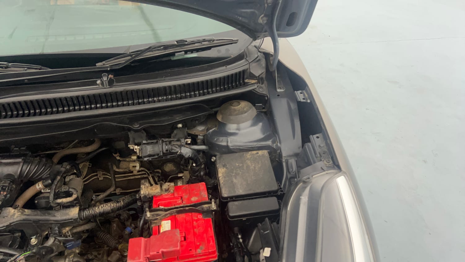 Used 2020 Maruti Suzuki Baleno Zeta Petrol Manual engine ENGINE LEFT SIDE HINGE & APRON VIEW