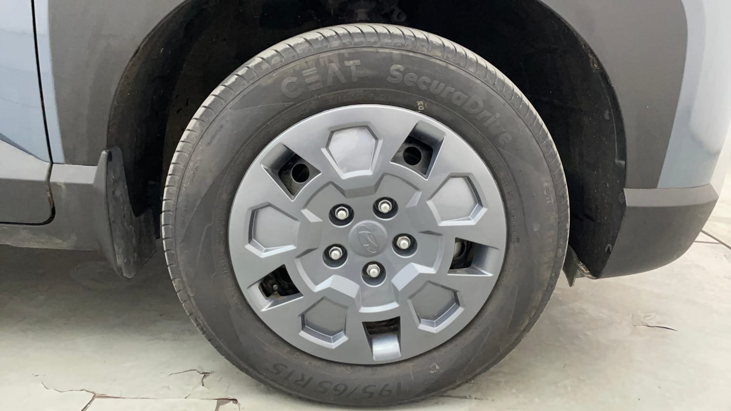 Used 2026 Hyundai Venue 1.2 Kappa Petrol MT HX 5+ Petrol Manual tyres RIGHT FRONT TYRE RIM VIEW