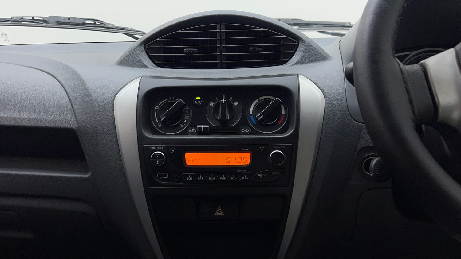 Used 2016 Maruti Suzuki Alto 800 VXi Petrol Manual top_features Integrated (in-dash) music system