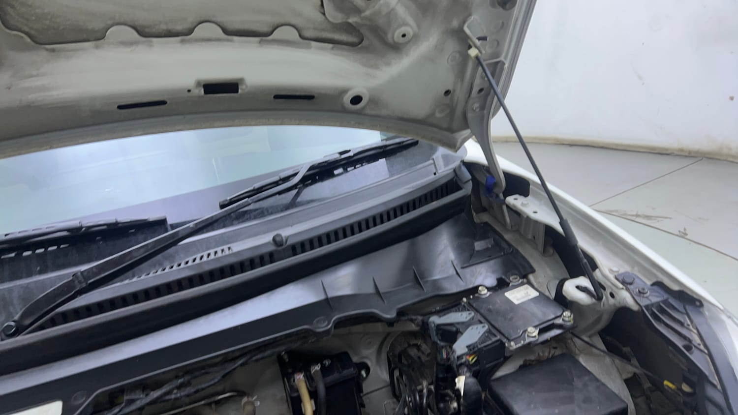 Used 2023 Maruti Suzuki Celerio VXi Petrol Manual engine ENGINE LEFT SIDE HINGE & APRON VIEW