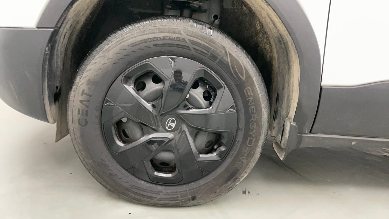 Used 2025 Tata Punch Adventure Sunroof AMT Petrol Automatic tyres LEFT FRONT TYRE RIM VIEW