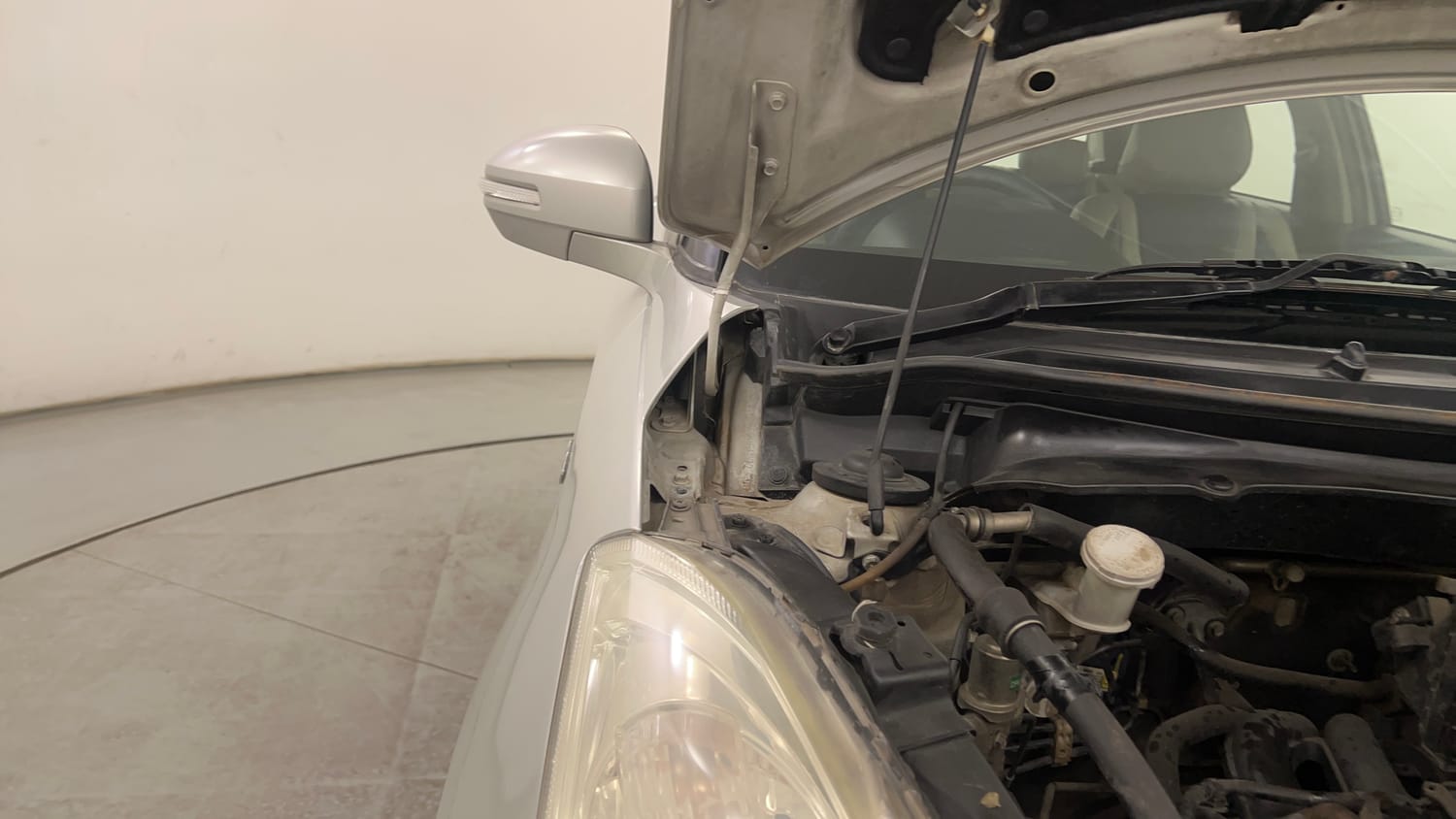Used 2013 Maruti Suzuki Swift VXi Petrol Manual engine ENGINE RIGHT SIDE HINGE & APRON VIEW