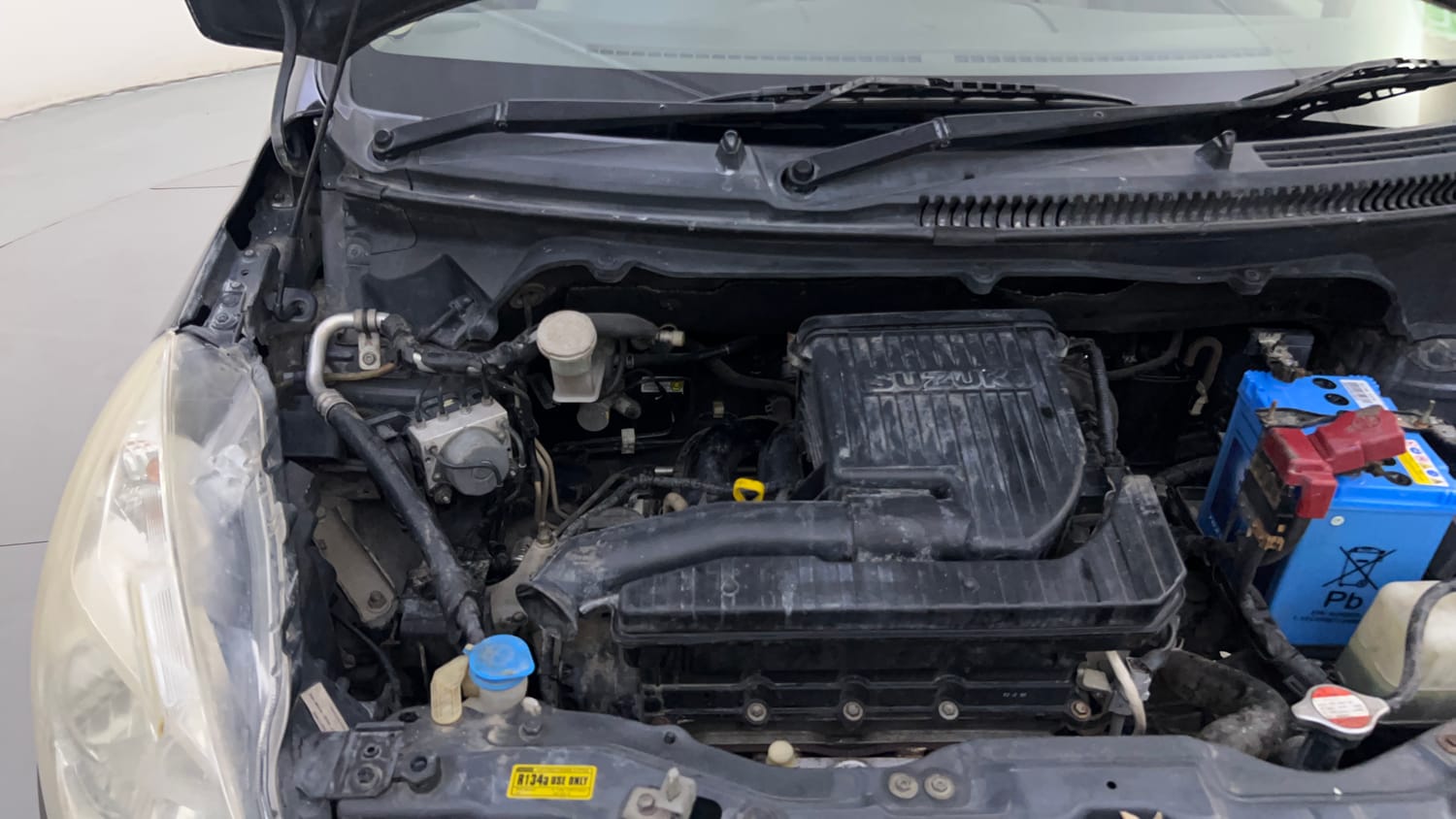 Used 2016 Maruti Suzuki Ertiga ZXI Petrol Manual engine ENGINE RIGHT SIDE HINGE & APRON VIEW