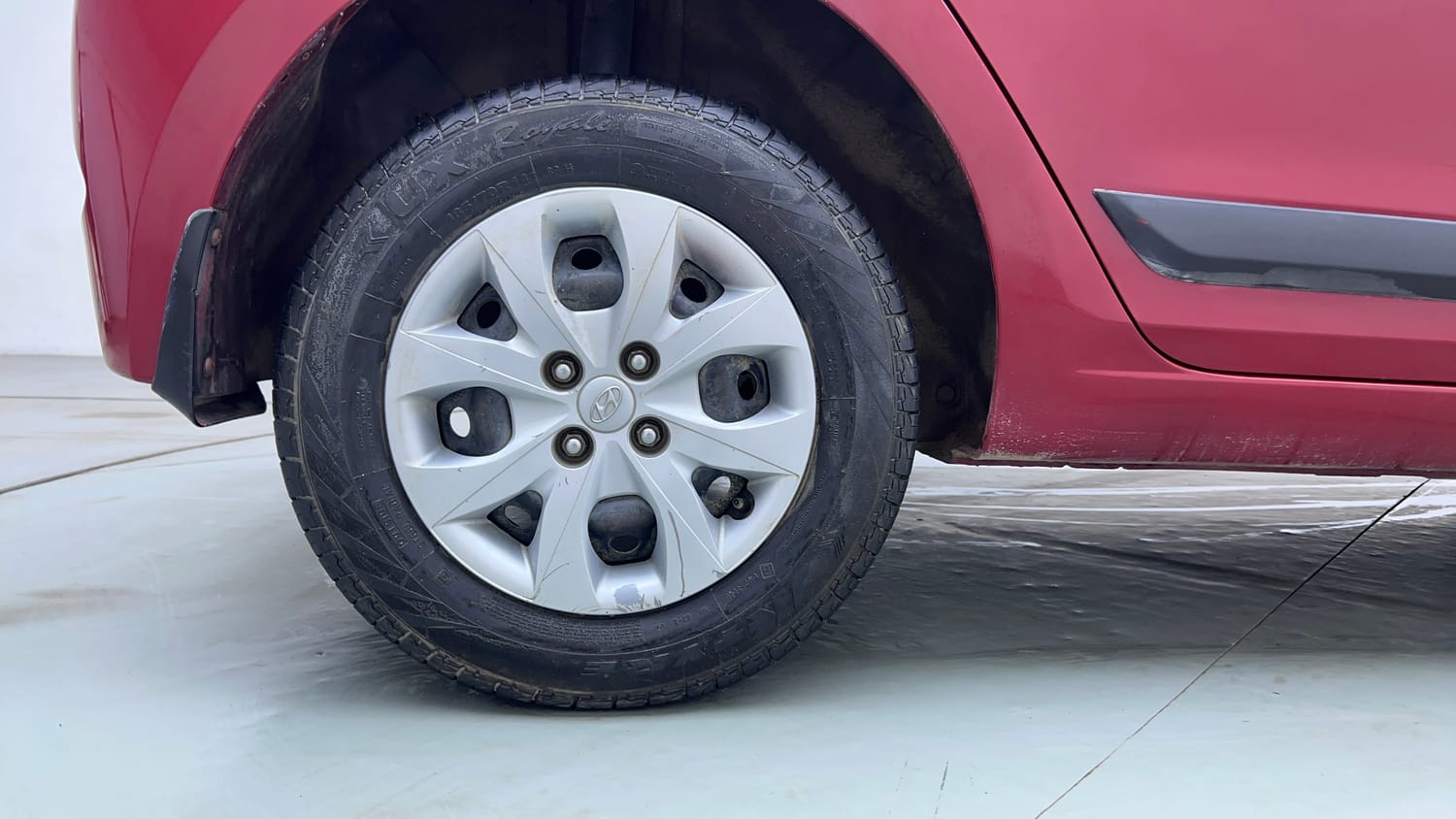 Used 2016 Hyundai Elite i20 Sportz 1.2 Petrol Manual tyres RIGHT REAR TYRE RIM VIEW