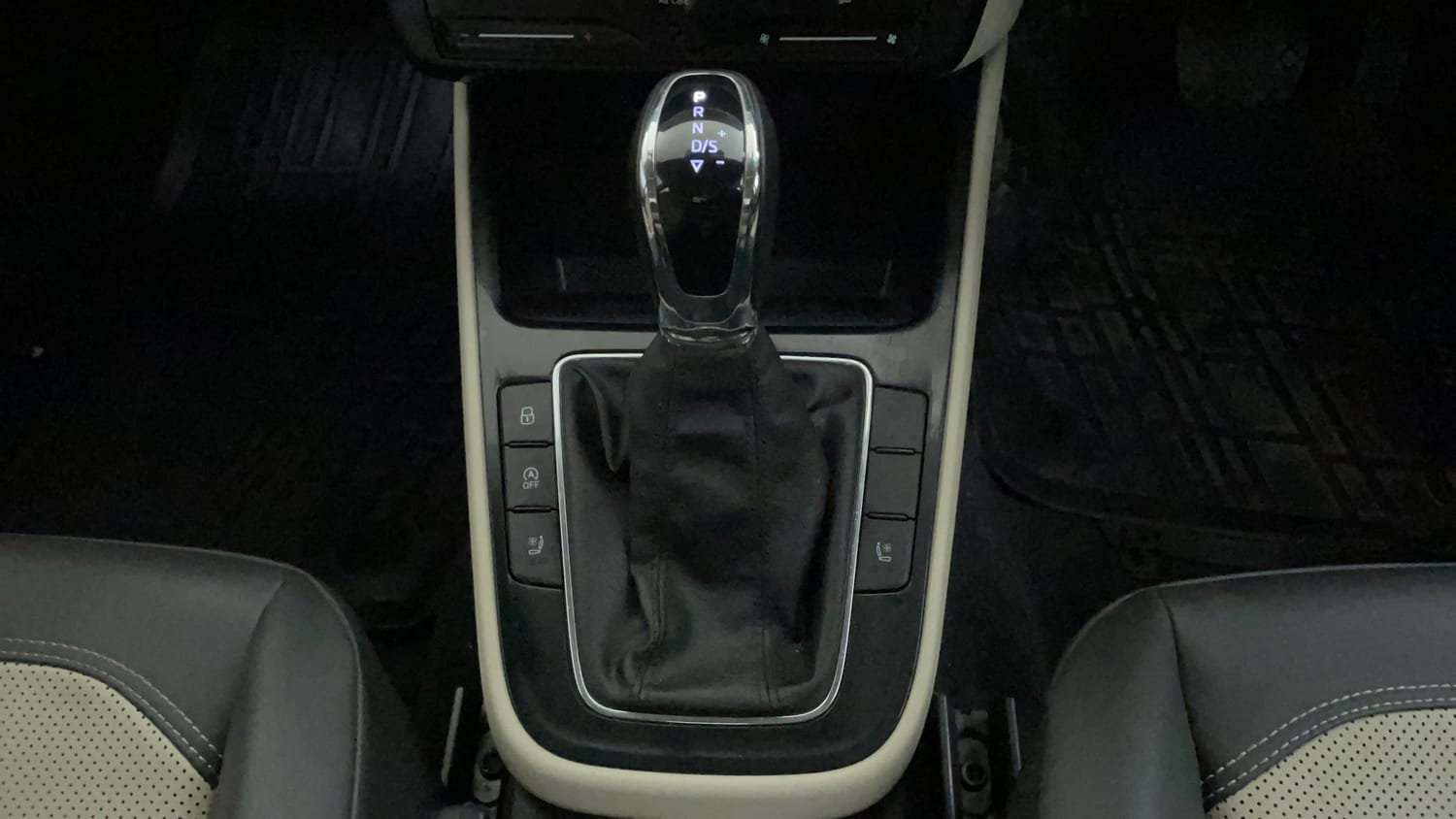 Used 2023 Skoda Slavia Style 1.5L TSI DSG Petrol Automatic interior GEAR  KNOB VIEW