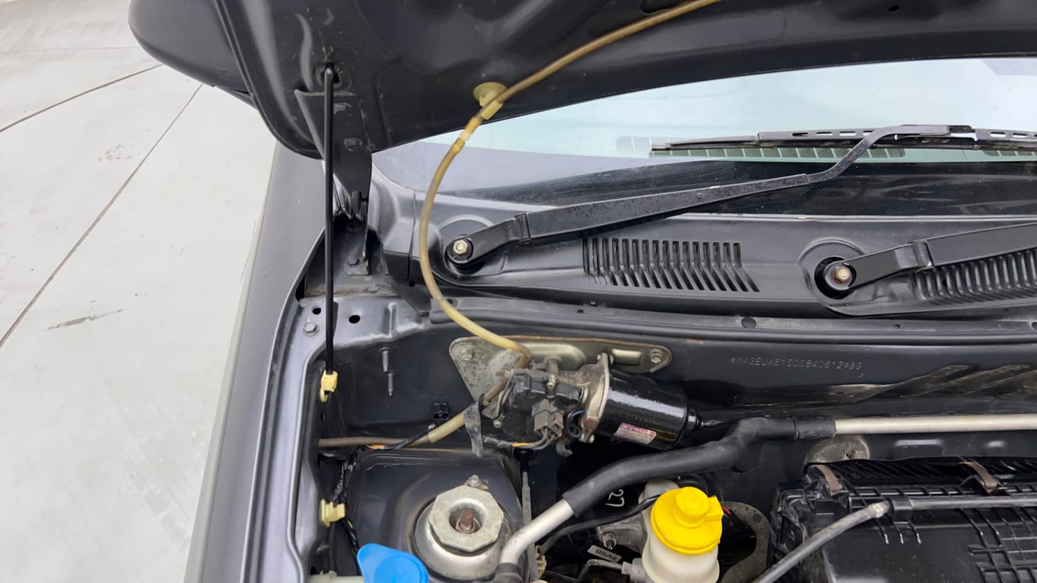 Used 2016 Maruti Suzuki Alto 800 VXi Petrol Manual engine ENGINE RIGHT SIDE HINGE & APRON VIEW