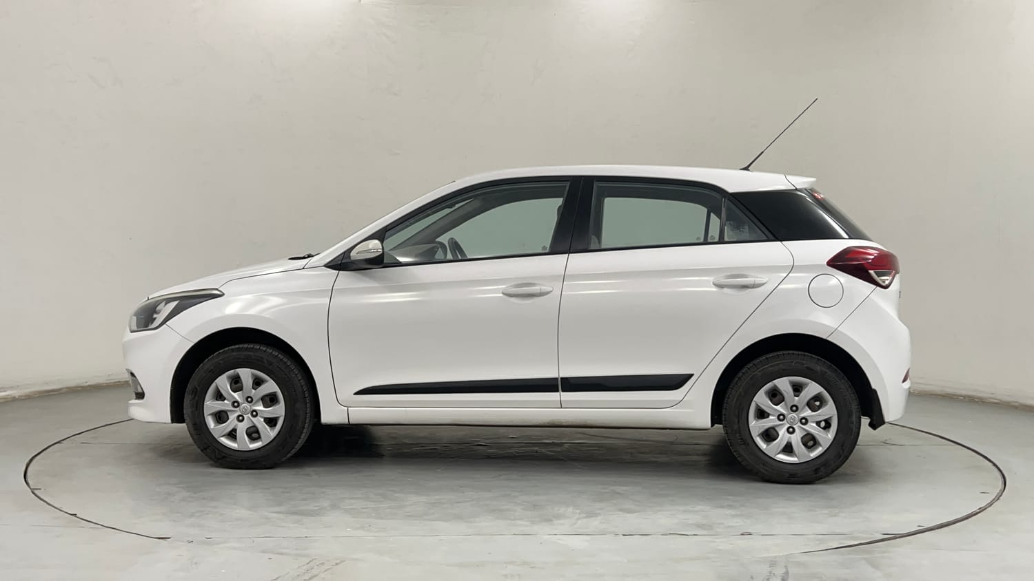 Used 2016 Hyundai Elite i20 Sportz 1.2 Petrol Manual exterior LEFT SIDE VIEW