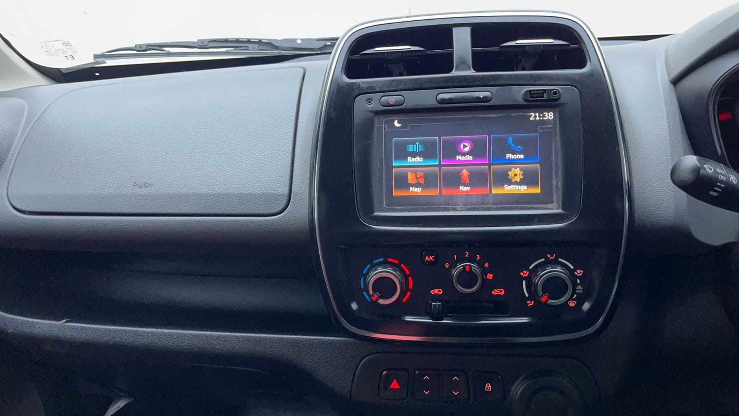 Used 2018 Renault Kwid RXT Petrol Manual interior MUSIC SYSTEM & AC CONTROL VIEW