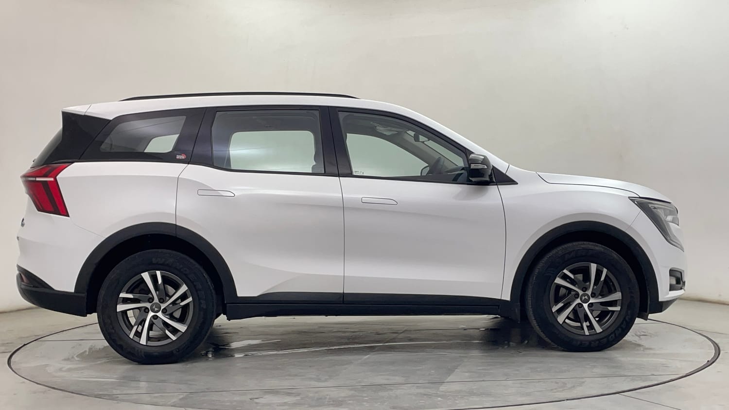 Used 2023 Mahindra XUV700 AX 5 Petrol AT 5 STR Petrol Automatic exterior RIGHT SIDE VIEW