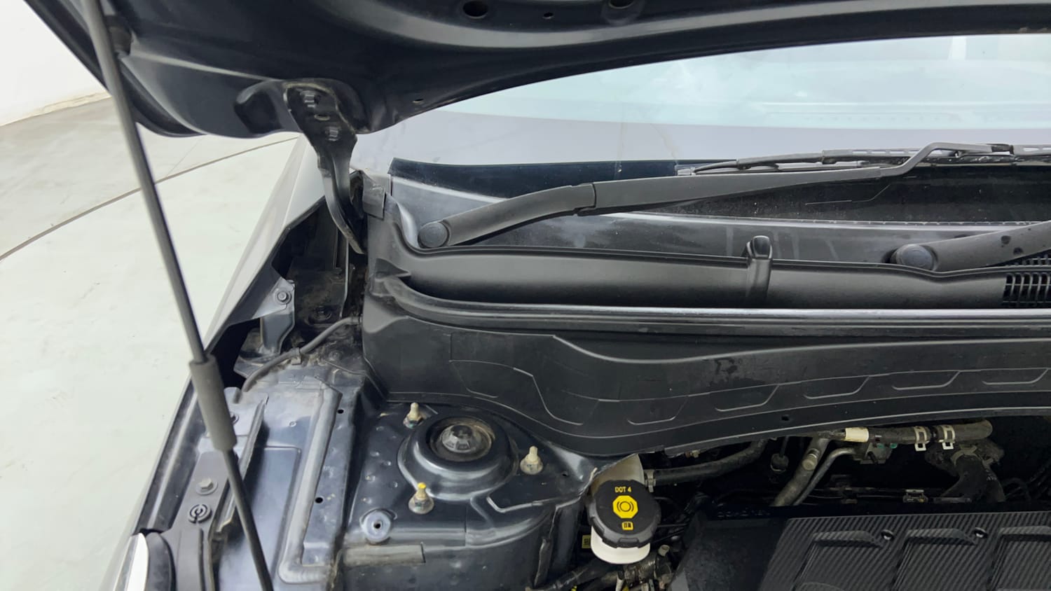 Used 2020 Kia Seltos HTX 1.5 Petrol Manual engine ENGINE RIGHT SIDE HINGE & APRON VIEW