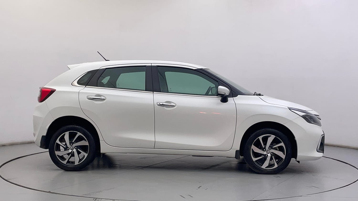Used 2023 Toyota Glanza V AMT Petrol Automatic exterior RIGHT SIDE VIEW