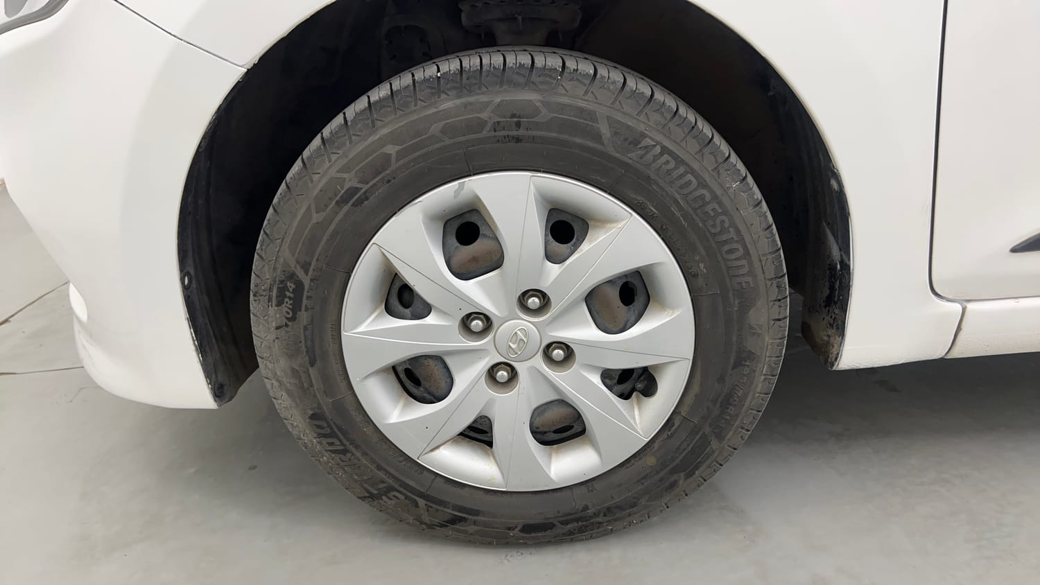 Used 2016 Hyundai Elite i20 Sportz 1.2 Petrol Manual tyres LEFT FRONT TYRE RIM VIEW