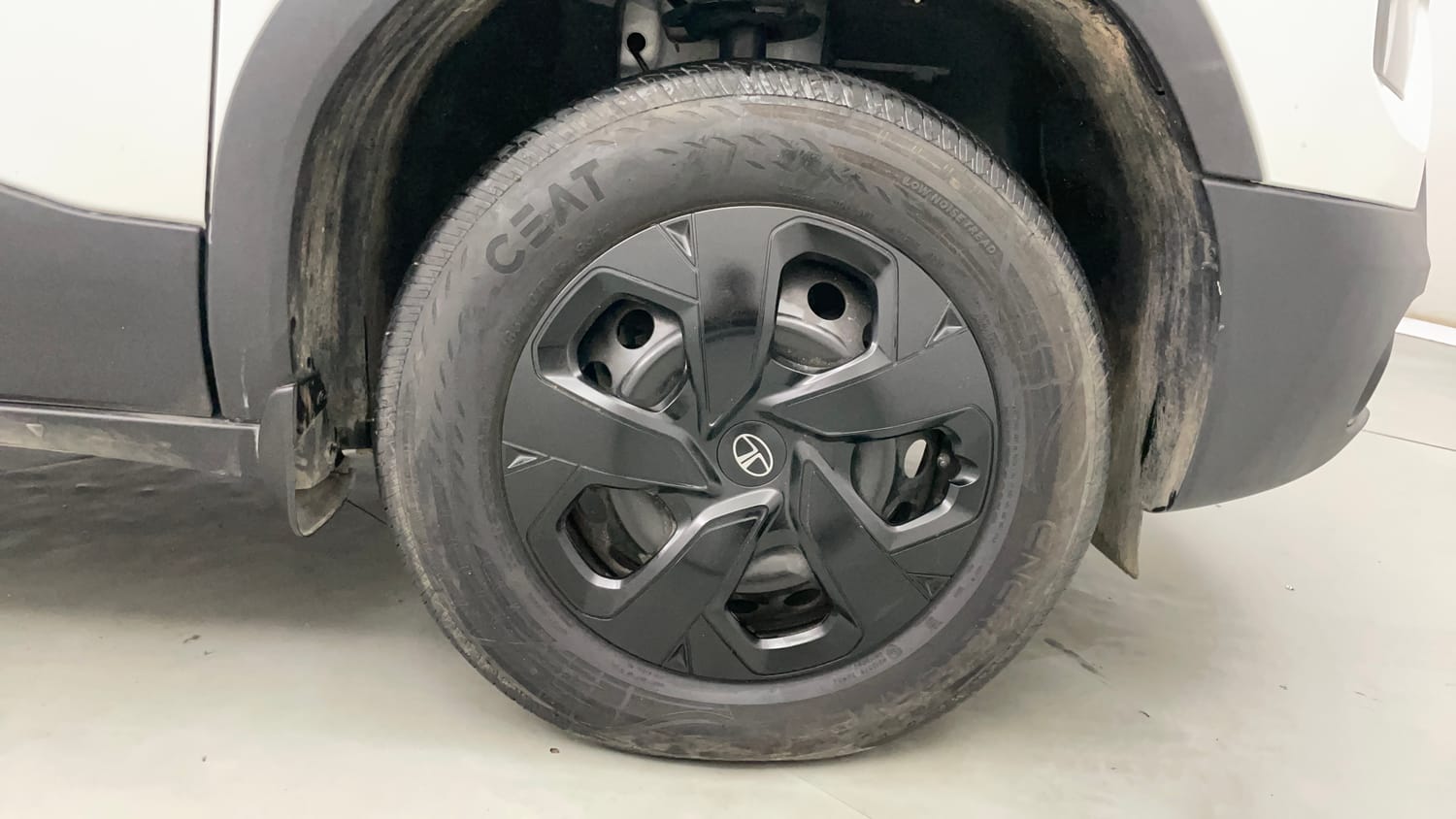 Used 2025 Tata Punch Adventure Sunroof AMT Petrol Automatic tyres RIGHT FRONT TYRE RIM VIEW