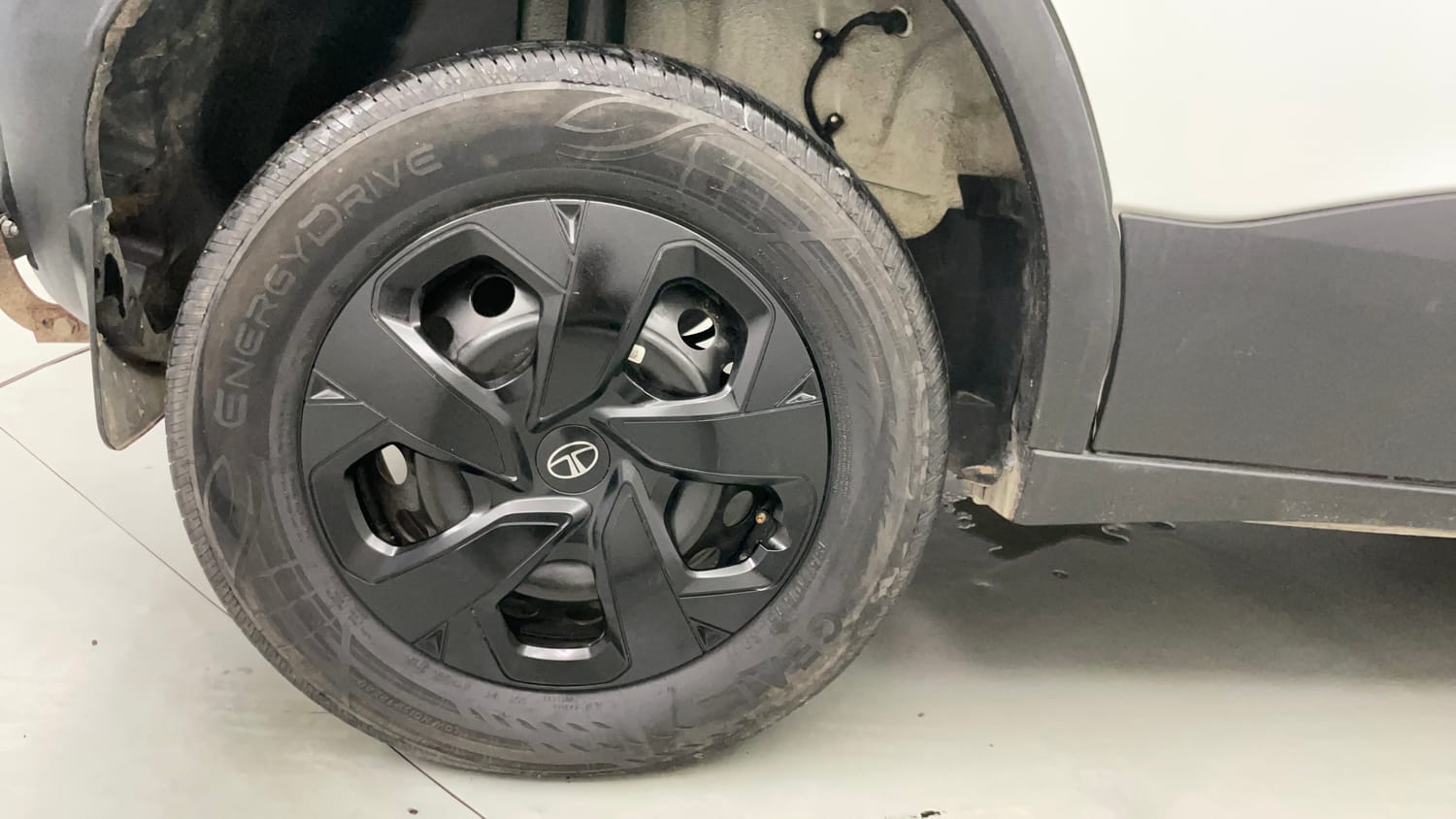 Used 2025 Tata Punch Adventure Sunroof AMT Petrol Automatic tyres RIGHT REAR TYRE RIM VIEW