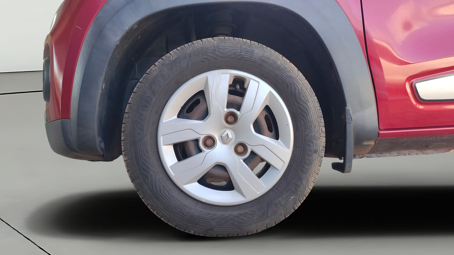 Used 2017 Renault Kwid 1.0 RXT AMT Opt Petrol Automatic tyres LEFT FRONT TYRE RIM VIEW