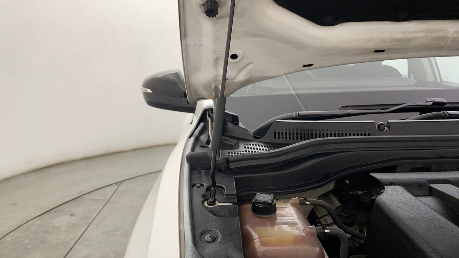 Used 2023 Mahindra XUV700 AX 5 Petrol AT 5 STR Petrol Automatic engine ENGINE RIGHT SIDE HINGE & APRON VIEW