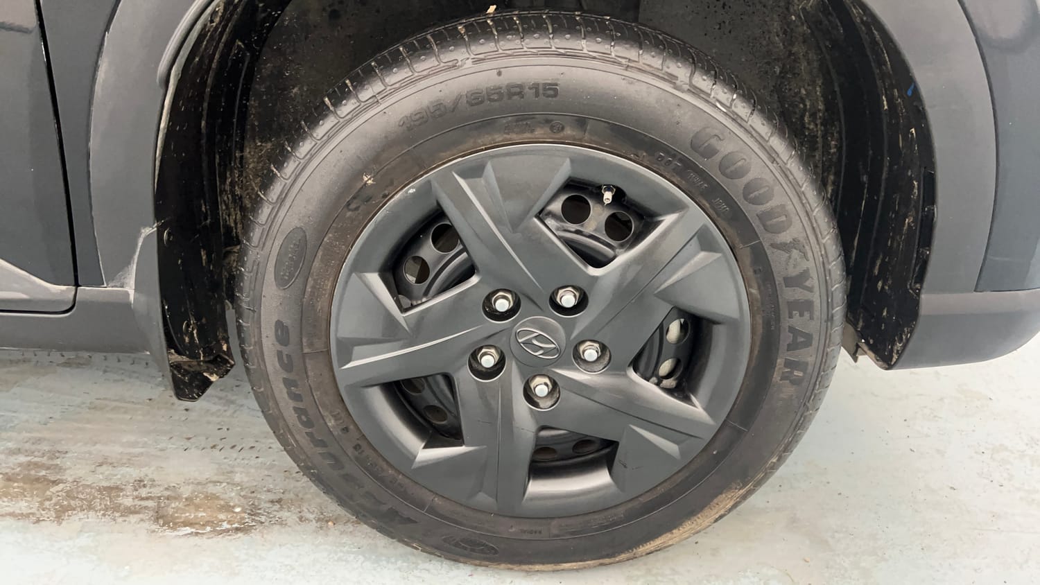 Used 2024 Hyundai Venue SX 1.2 Petrol Petrol Manual tyres RIGHT FRONT TYRE RIM VIEW