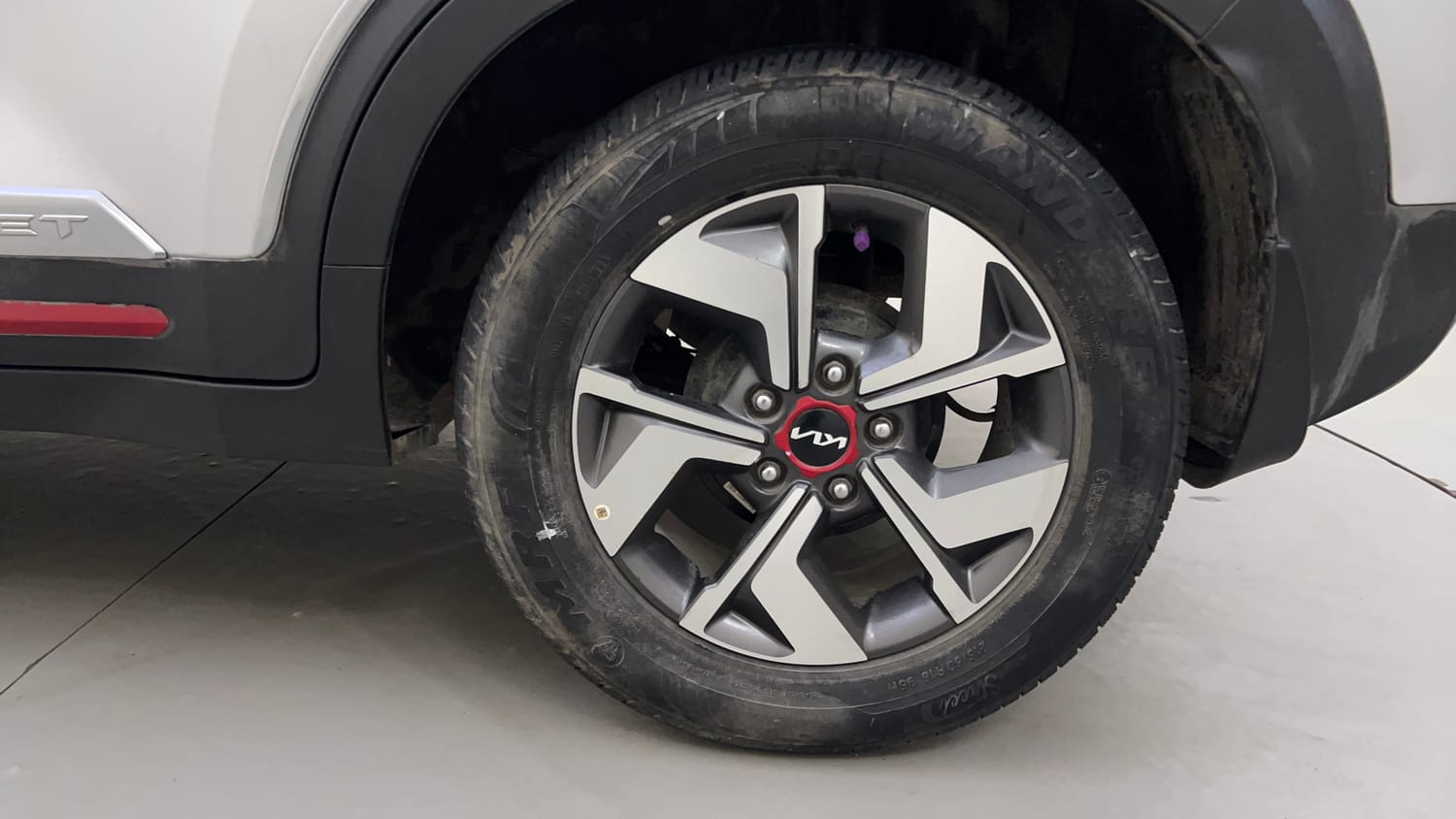 Used 2022 Kia Sonet GTX Plus 1.5 AT Diesel Automatic tyres LEFT REAR TYRE RIM VIEW