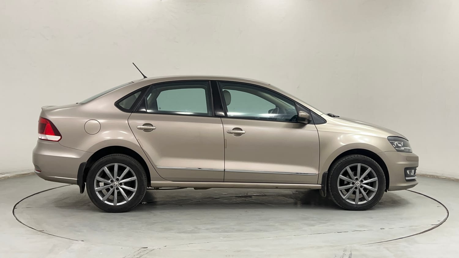 Used 2019 Volkswagen Vento Highline Plus 1.5 AT (D) 16 Alloy Diesel Automatic exterior RIGHT SIDE VIEW