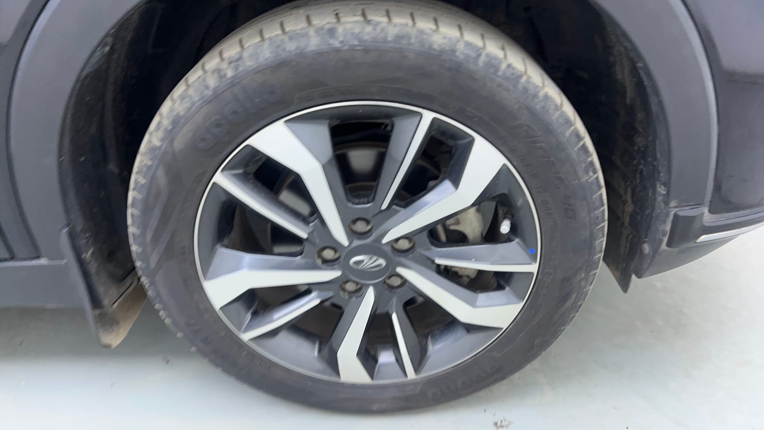 Used 2019 Mahindra XUV 300 1.2 W8 (O) Petrol Manual tyres RIGHT FRONT TYRE RIM VIEW