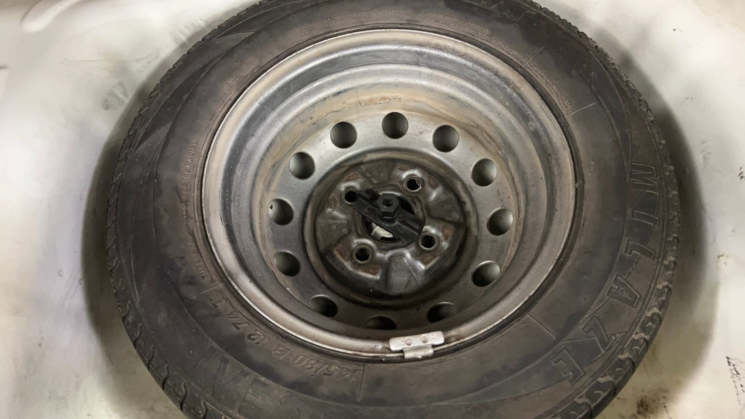Used 2012 Hyundai Eon Era Petrol Manual tyres SPARE TYRE VIEW