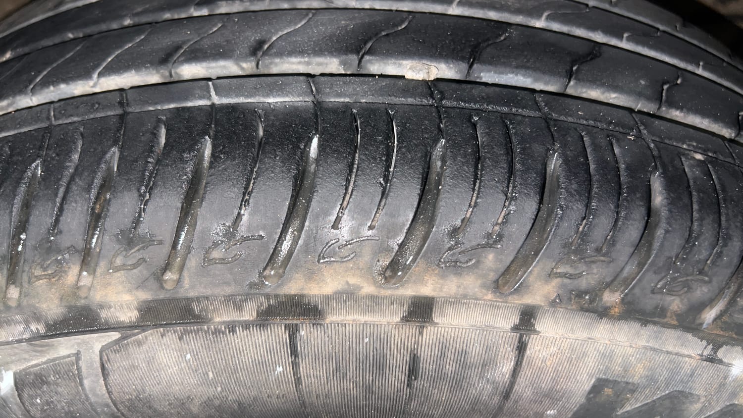 Used 2022 Kia Sonet GTX Plus 1.5 AT Diesel Automatic tyres LEFT REAR TYRE TREAD VIEW