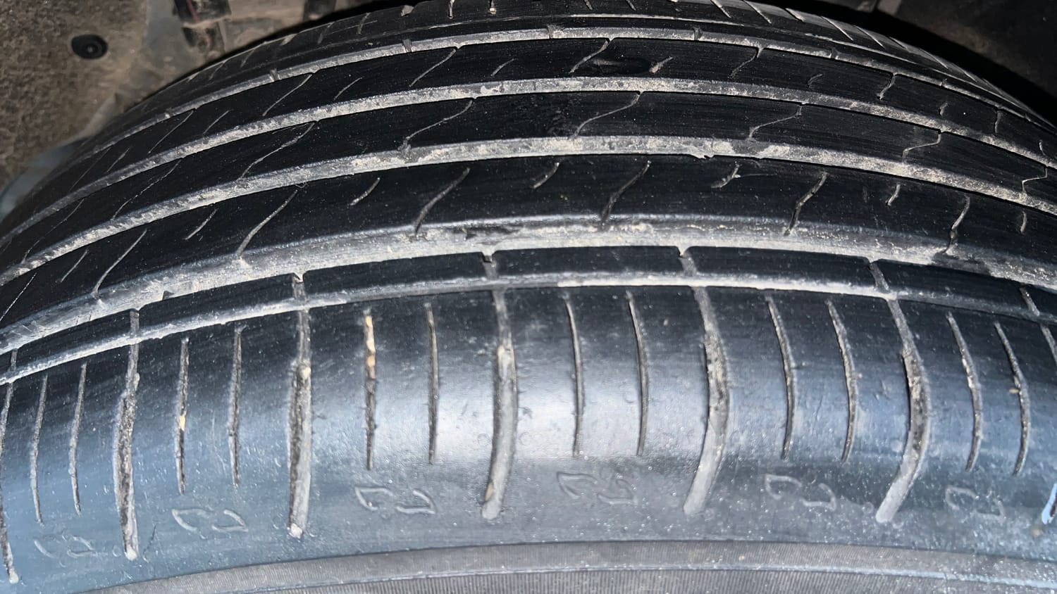 Used 2022 Mahindra XUV700 AX 3 Petrol AT 5 STR Petrol Automatic tyres LEFT REAR TYRE TREAD VIEW