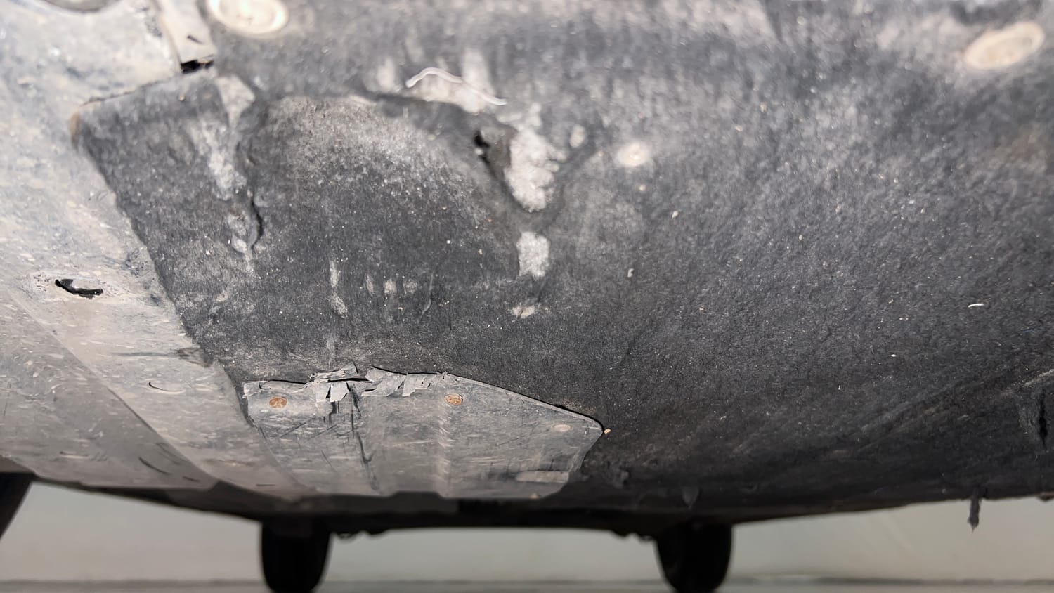 Used 2022 Maruti Suzuki Swift VXi AMT Petrol Automatic extra FRONT LEFT UNDERBODY VIEW