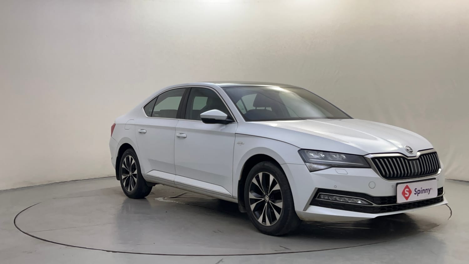 Used 2020 Skoda Superb L&K AT Petrol Automatic exterior RIGHT FRONT CORNER VIEW