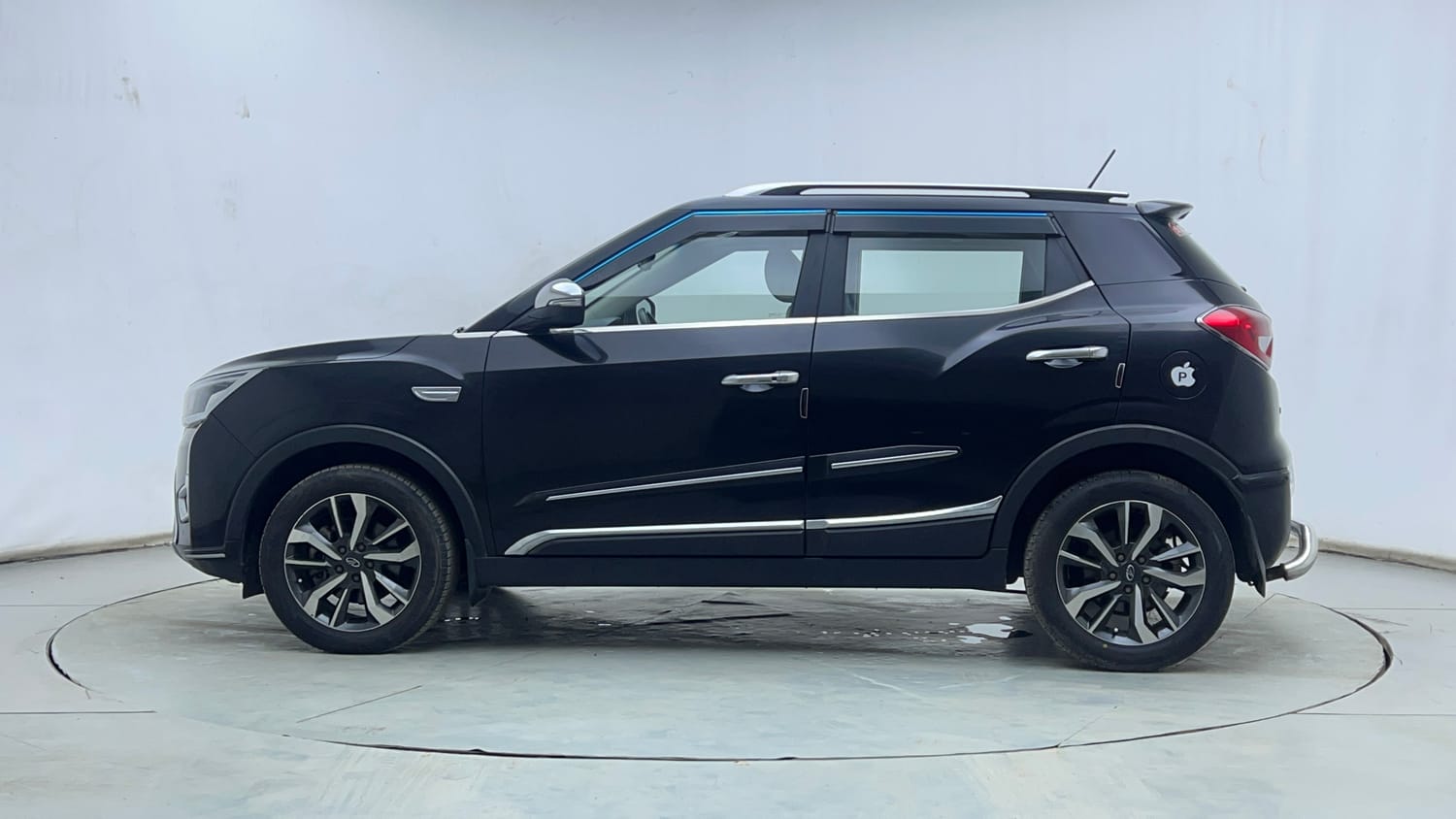 Used 2019 Mahindra XUV 300 1.2 W8 (O) Petrol Manual exterior LEFT SIDE VIEW