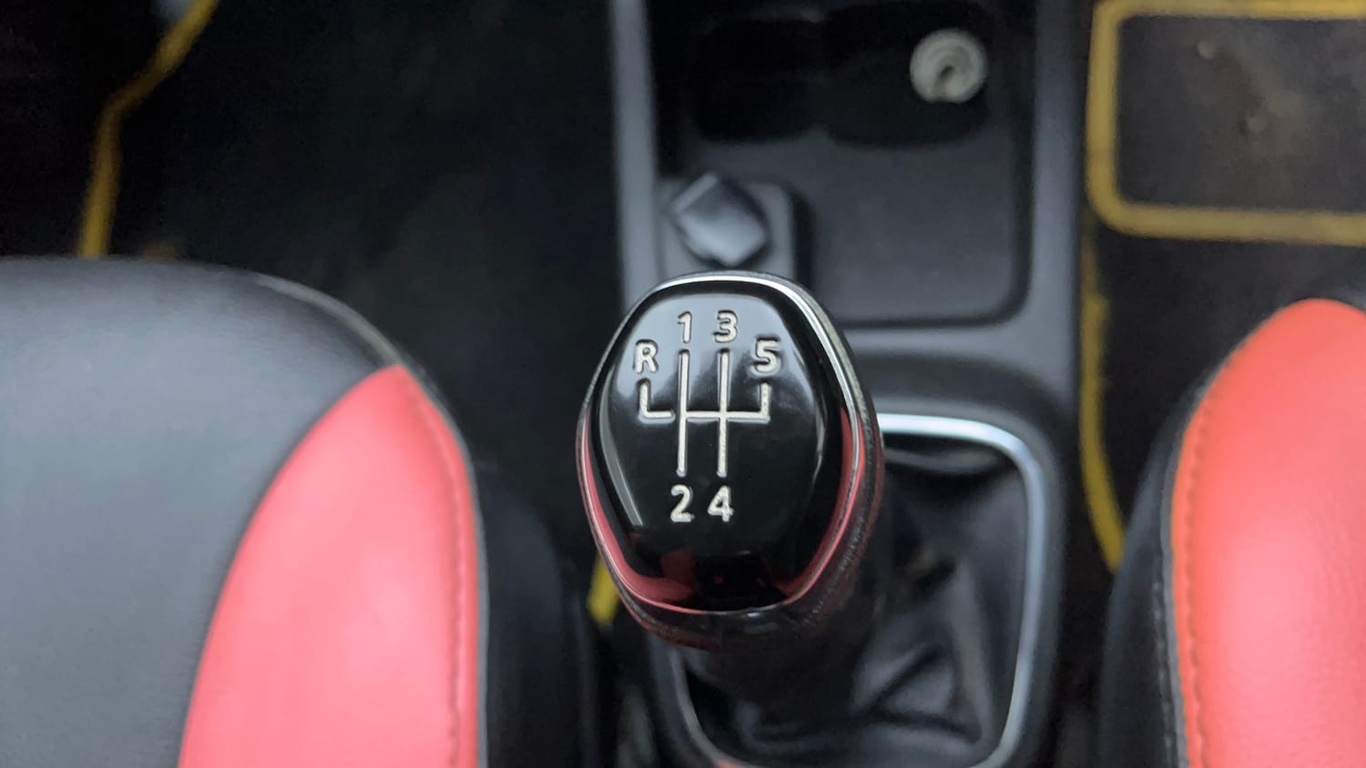 Used 2018 Renault Kwid RXT Petrol Manual interior GEAR  KNOB VIEW