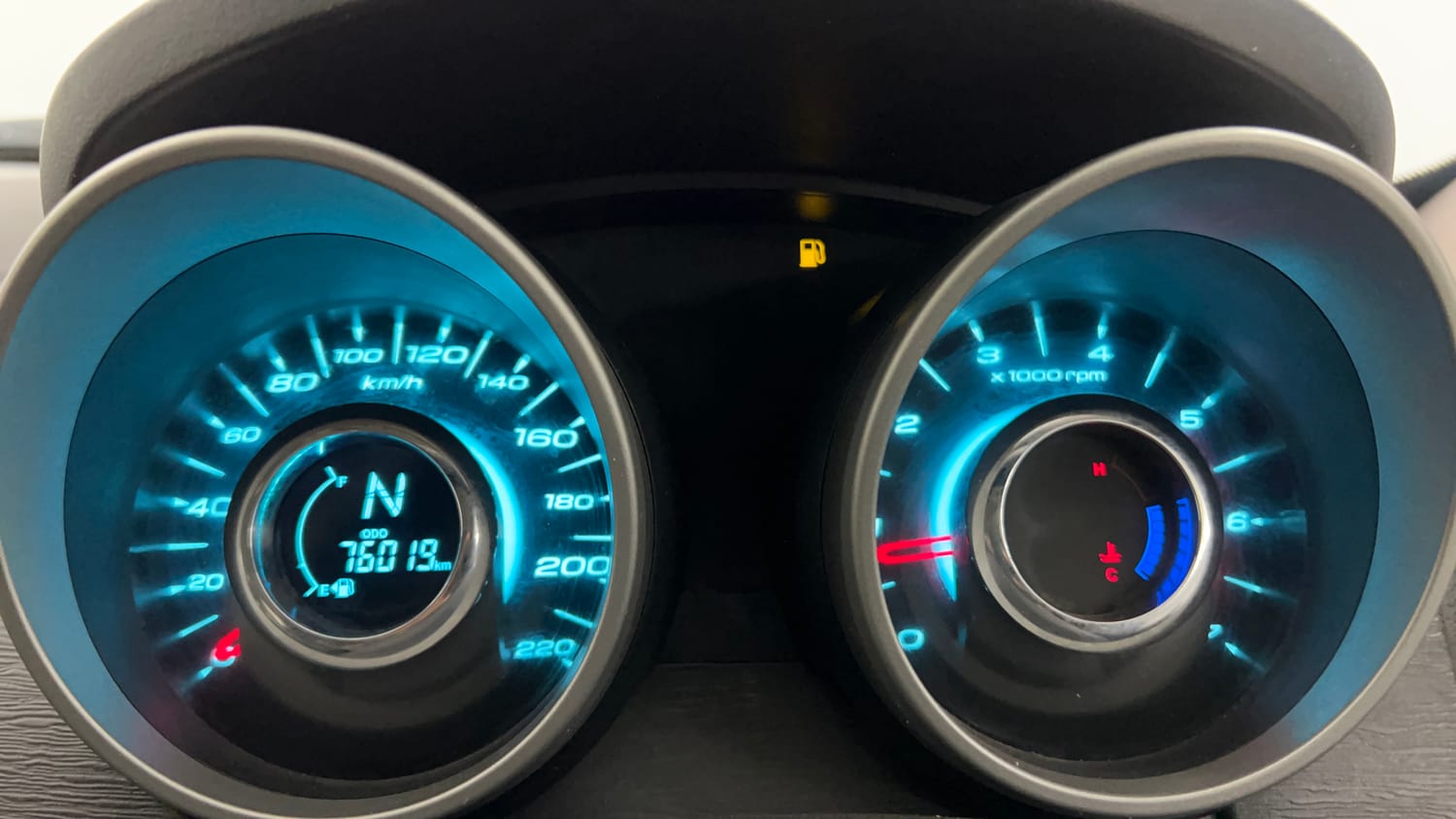 Used 2017 Mahindra XUV500 W10 Diesel Manual interior CLUSTERMETER VIEW