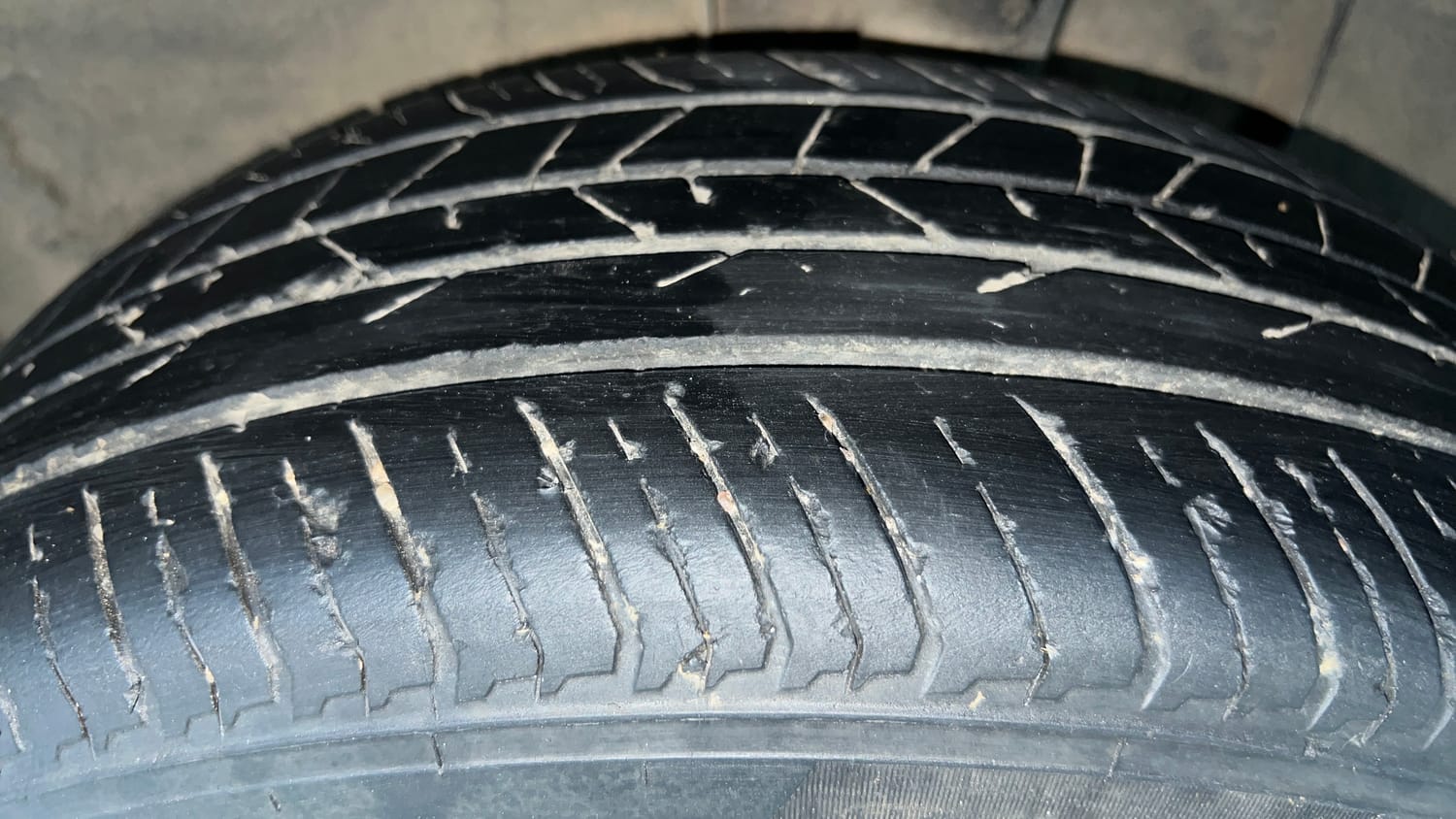 Used 2023 Renault Kiger RXT MT Petrol Manual tyres LEFT REAR TYRE TREAD VIEW
