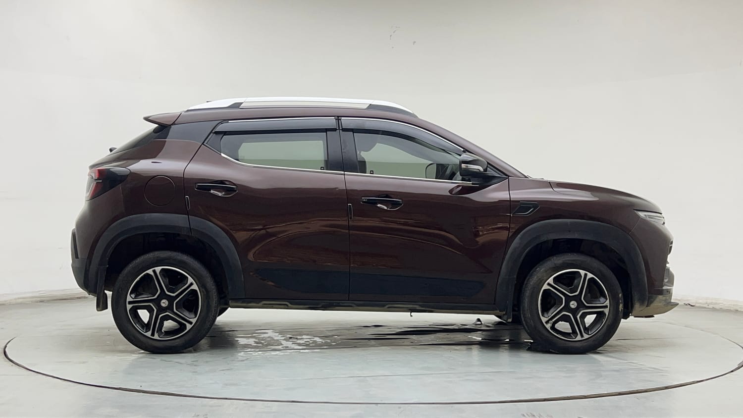Used 2023 Renault Kiger RXT MT Petrol Manual exterior RIGHT SIDE VIEW