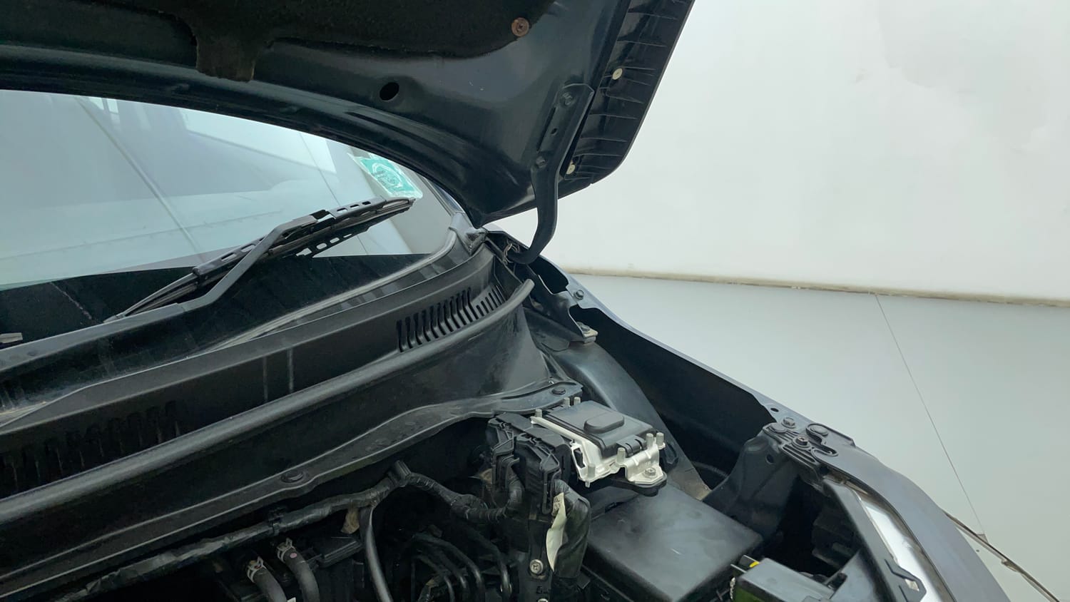Used 2024 Maruti Suzuki Ignis Sigma 1.2 MT Petrol Manual engine ENGINE LEFT SIDE HINGE & APRON VIEW