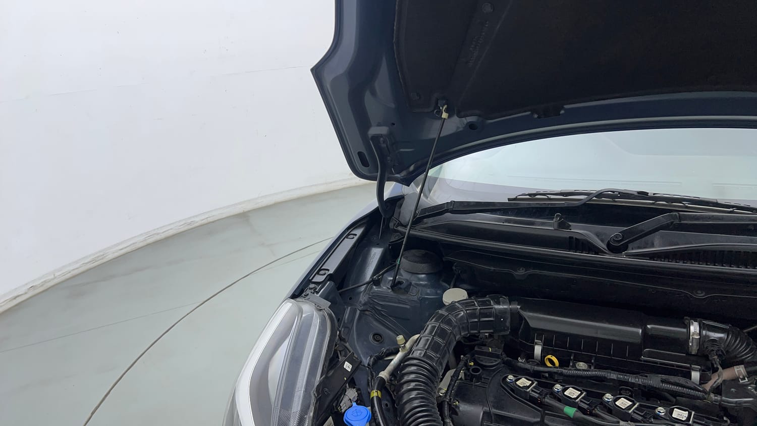 Used 2022 Maruti Suzuki Baleno Delta Petrol Manual engine ENGINE RIGHT SIDE HINGE & APRON VIEW
