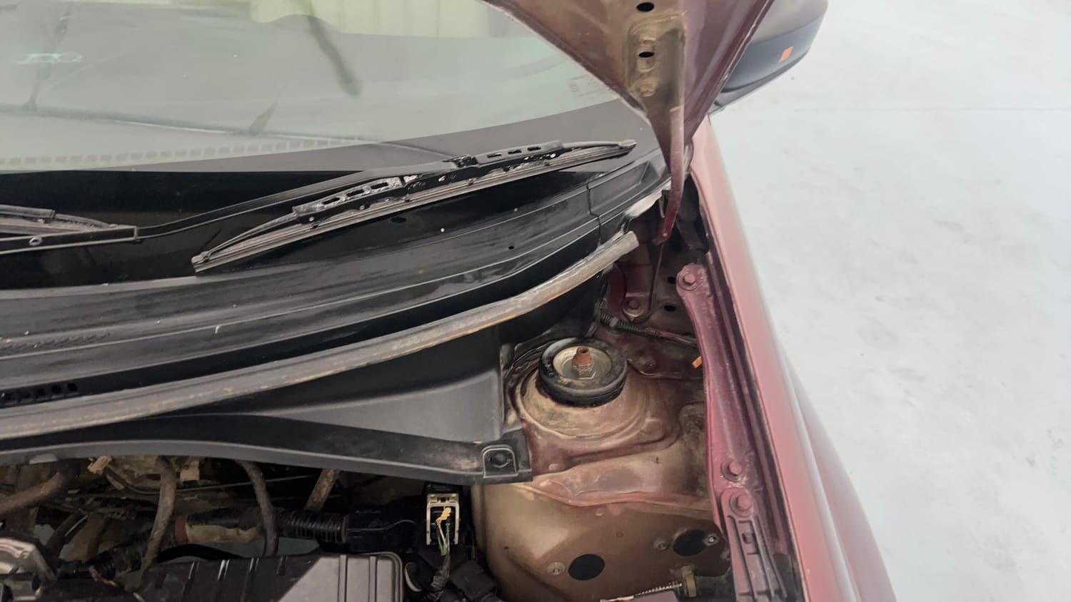 Used 2014 Honda Amaze 1.2 S i-VTEC Petrol Manual engine ENGINE LEFT SIDE HINGE & APRON VIEW