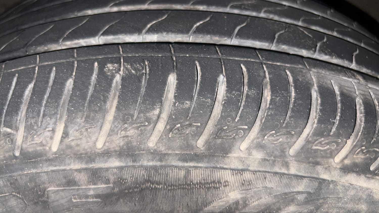 Used 2022 Kia Sonet GTX Plus 1.5 AT Diesel Automatic tyres LEFT FRONT TYRE TREAD VIEW