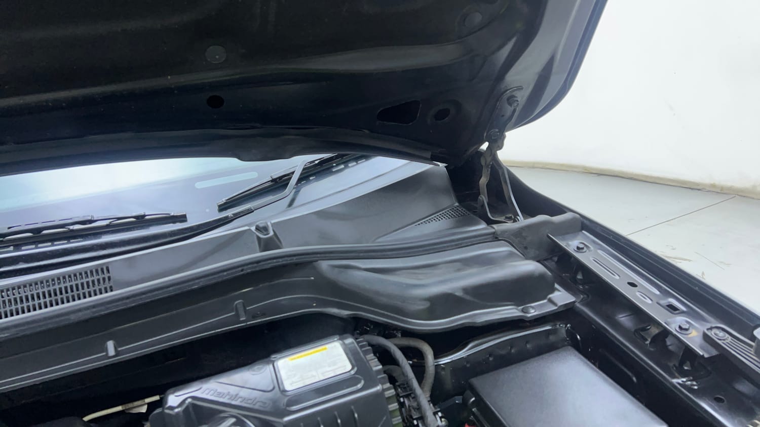 Used 2019 Mahindra XUV 300 1.2 W8 (O) Petrol Manual engine ENGINE LEFT SIDE HINGE & APRON VIEW