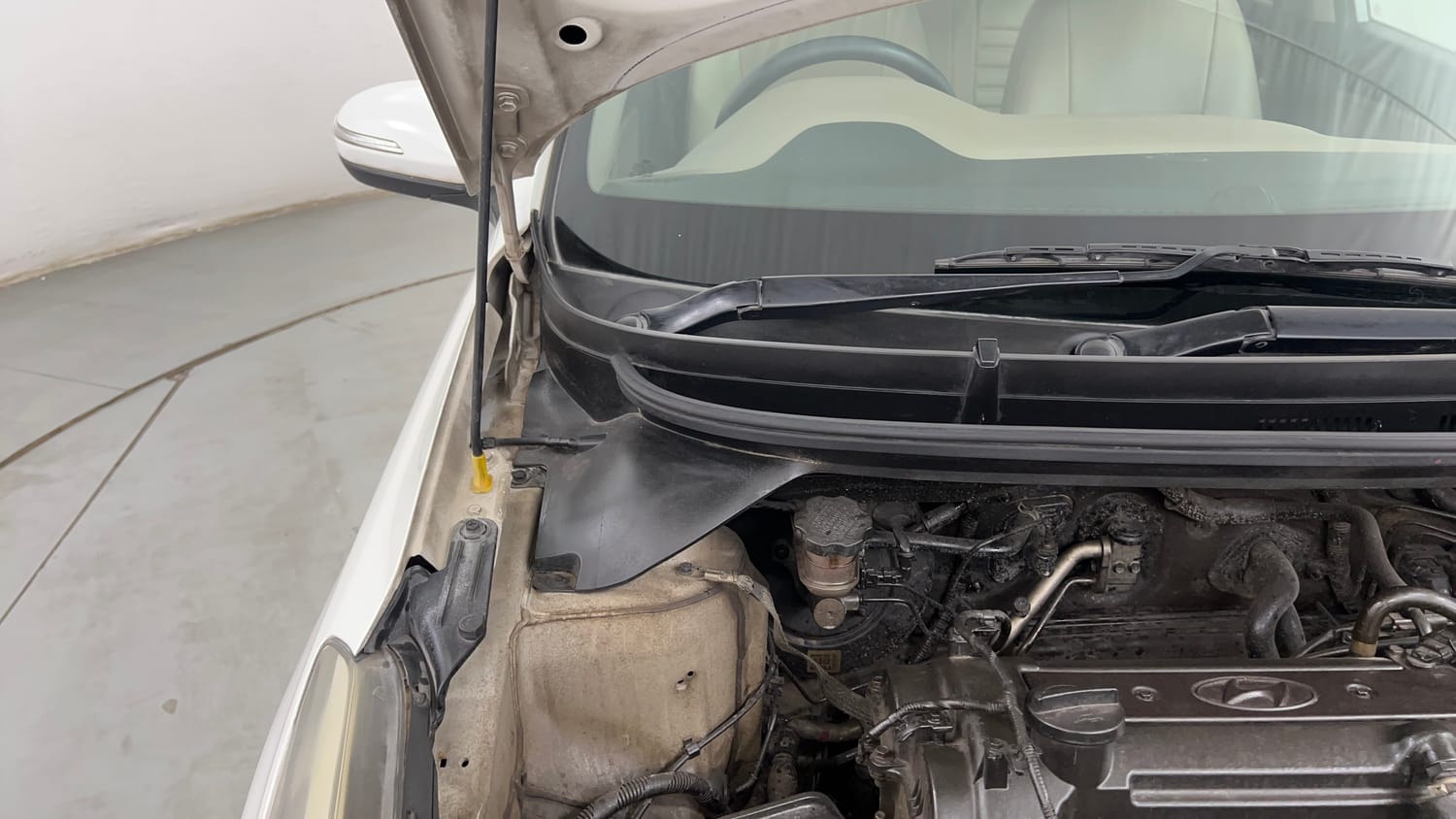 Used 2016 Hyundai Elite i20 Sportz 1.2 Petrol Manual engine ENGINE RIGHT SIDE HINGE & APRON VIEW