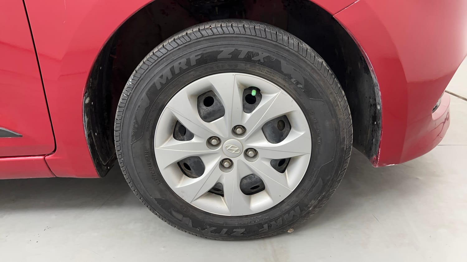 Used 2015 Hyundai Elite i20 Sportz 1.2 Petrol Manual tyres RIGHT FRONT TYRE RIM VIEW