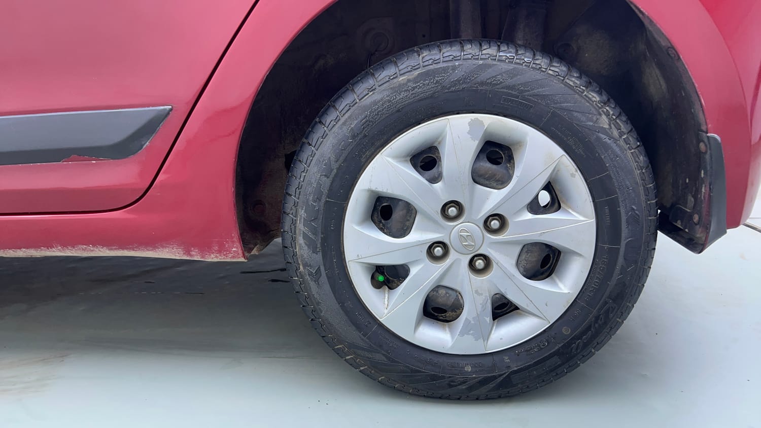 Used 2016 Hyundai Elite i20 Sportz 1.2 Petrol Manual tyres LEFT REAR TYRE RIM VIEW