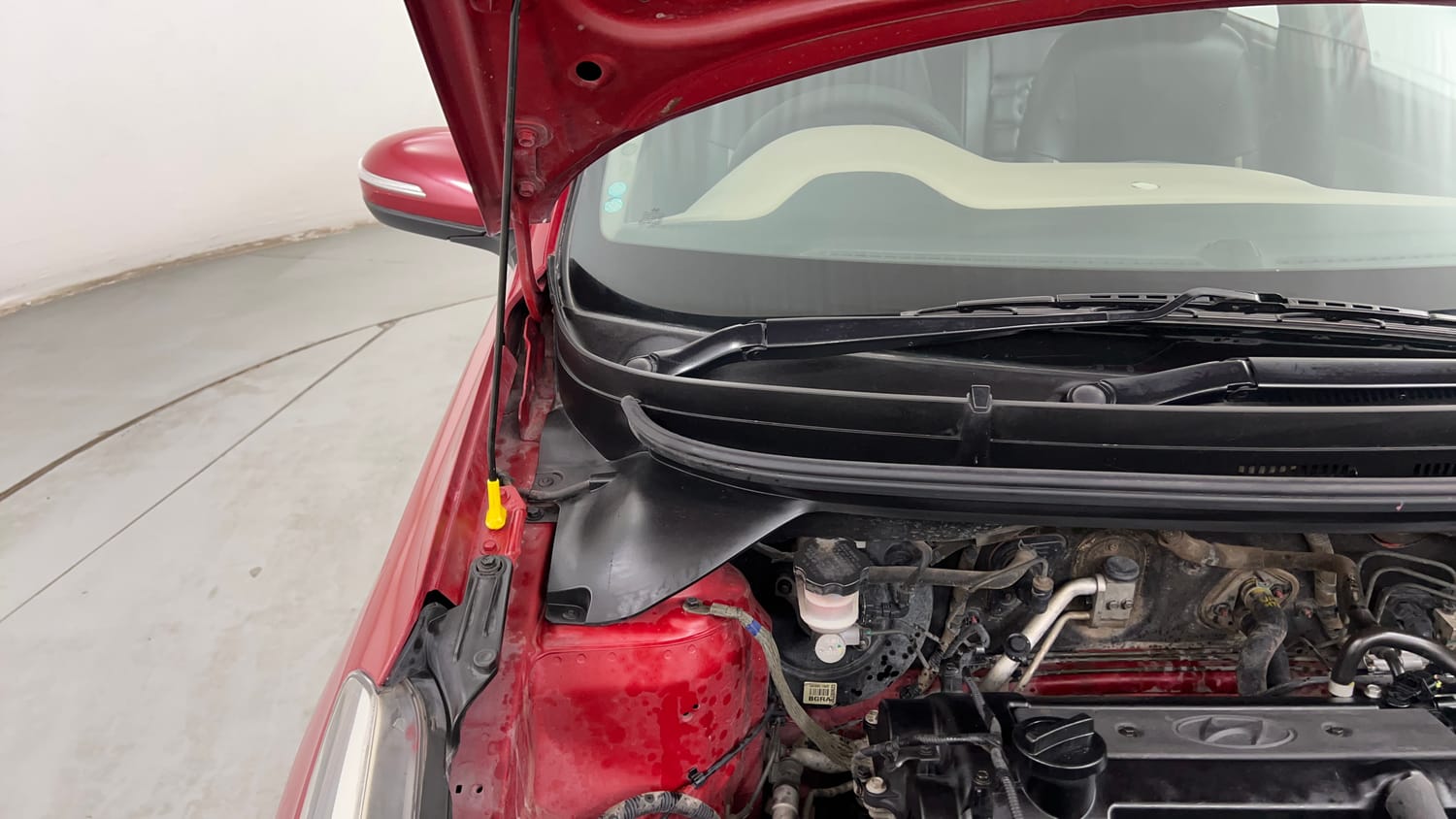 Used 2015 Hyundai Elite i20 Sportz 1.2 Petrol Manual engine ENGINE RIGHT SIDE HINGE & APRON VIEW