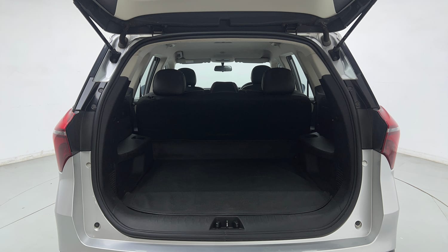 Used 2022 Mahindra XUV700 AX 3 Petrol AT 5 STR Petrol Automatic interior DICKY INSIDE VIEW