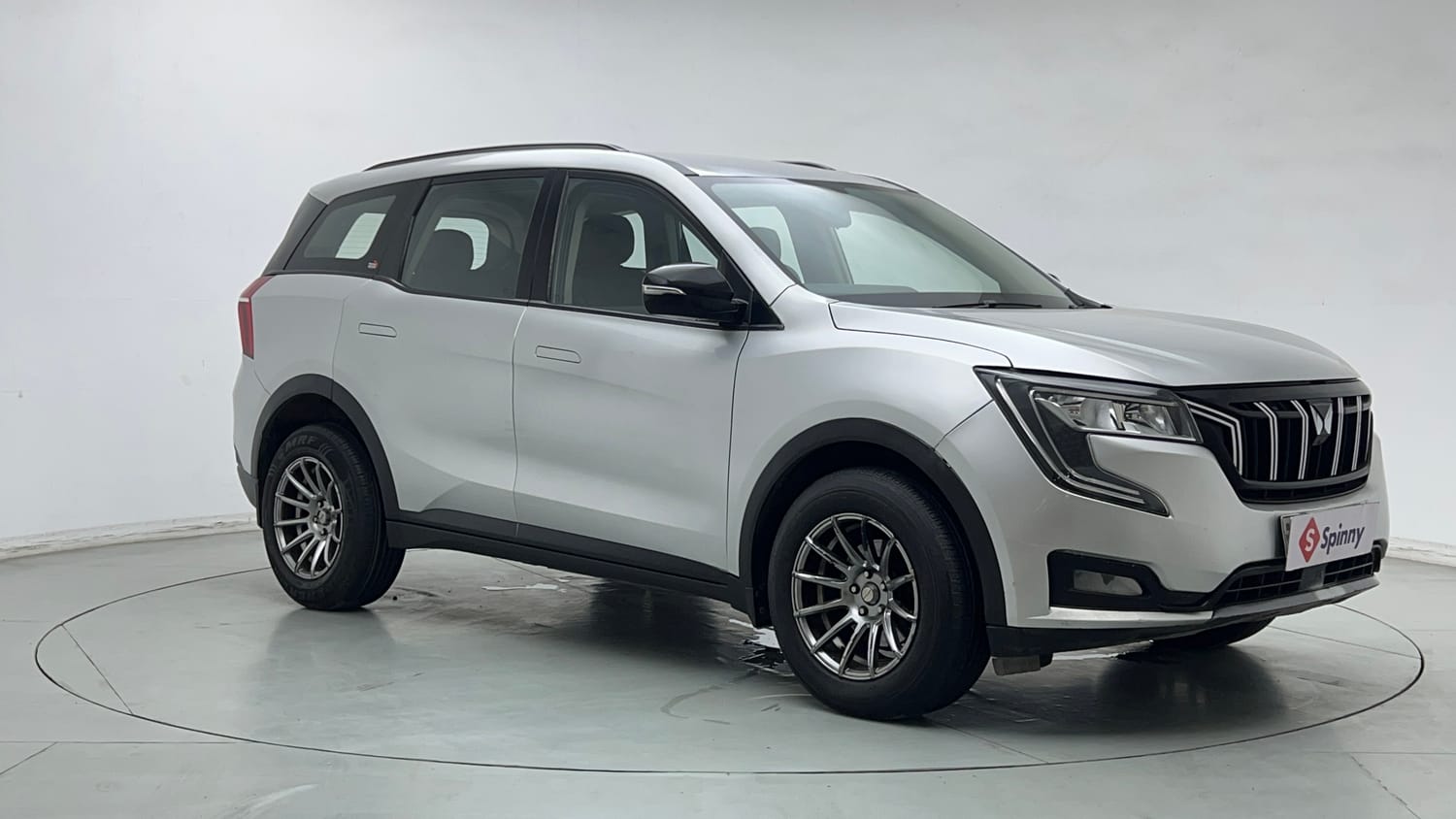 Used 2022 Mahindra XUV700 AX 3 Petrol AT 5 STR Petrol Automatic exterior RIGHT FRONT CORNER VIEW