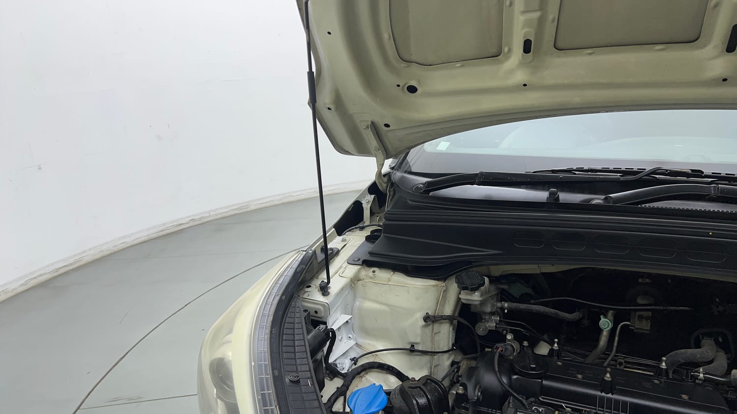 Used 2015 Hyundai Creta 1.6 SX Plus Petrol Petrol Manual engine ENGINE RIGHT SIDE HINGE & APRON VIEW