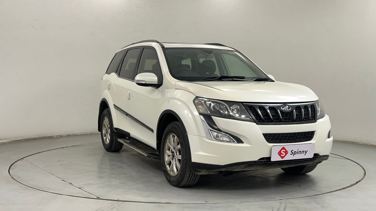 Used 2017 Mahindra XUV500 W10 Diesel Manual exterior RIGHT FRONT CORNER VIEW
